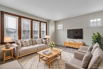 1308 Beaconsfield Ave in Grosse Pointe Park, MI - Foto de edificio - Building Photo