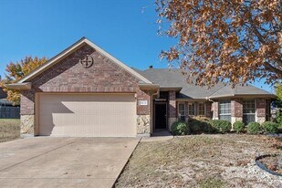 1613 Country Hills Dr in Midlothian, TX - Building Photo