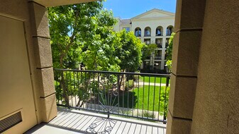 2264 Watermarke Pl, Unit 2264 in Irvine, CA - Building Photo