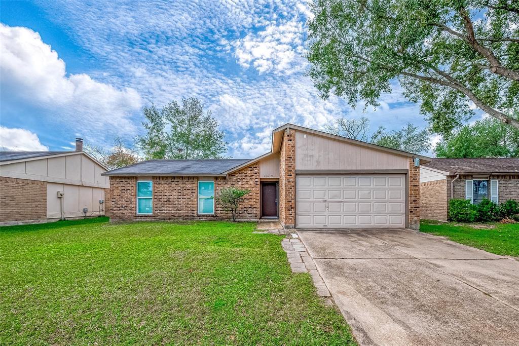 17619 Autumn Hills Dr in Houston, TX - Building Photo