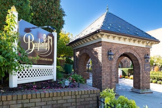 Baybridge Condominium in Bayside, NY - Foto de edificio - Building Photo