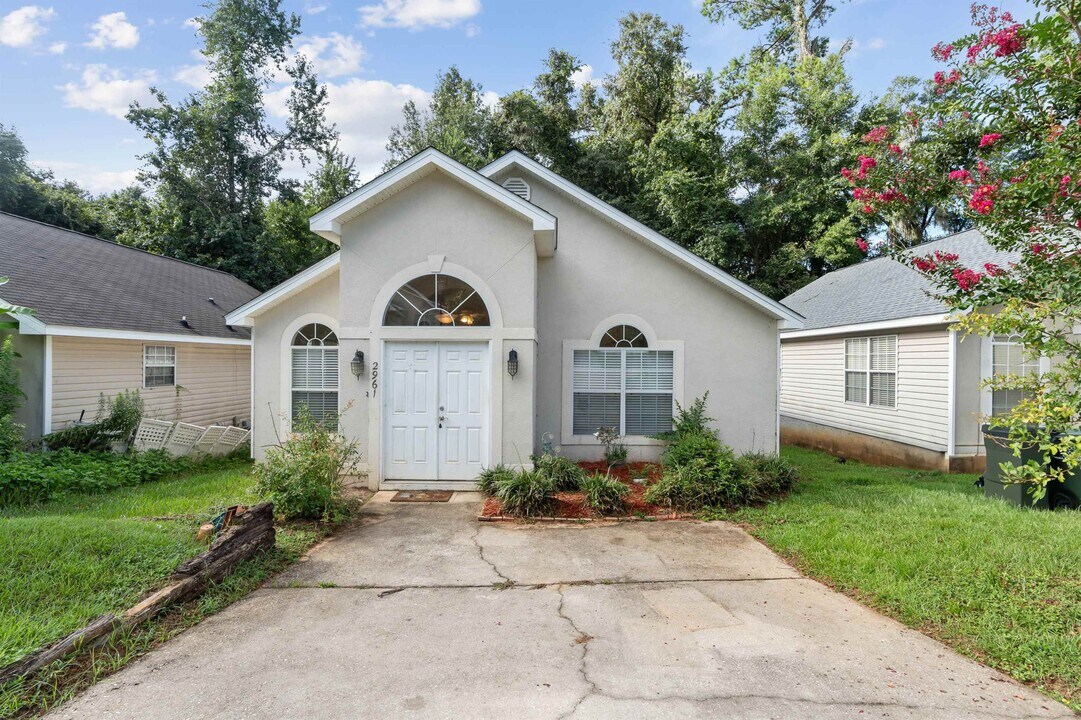 2961 Viking Way in Tallahassee, FL - Foto de edificio