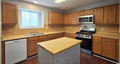 2120 Zephyr Ln in Round Rock, TX - Foto de edificio - Building Photo