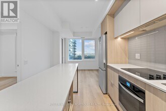 395 Square One Dr in Mississauga, ON - Building Photo - Building Photo