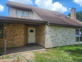 8380 Shenandoah Dr in Beaumont, TX - Building Photo