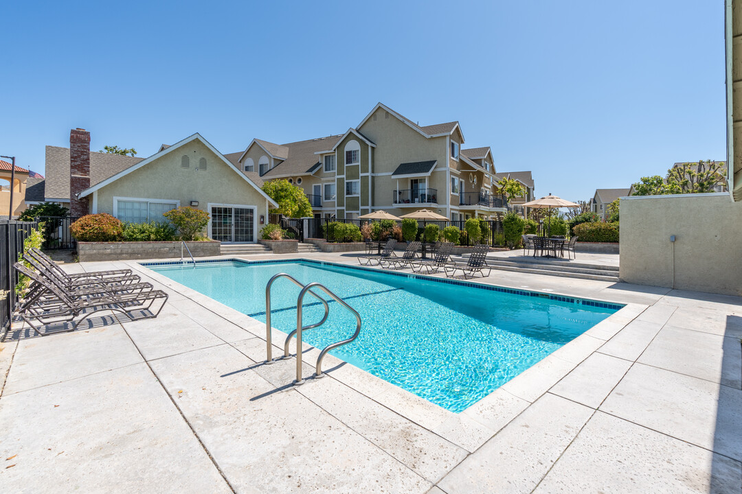 Sierra Canyon Apartments in Canyon Country, CA - Building Photo