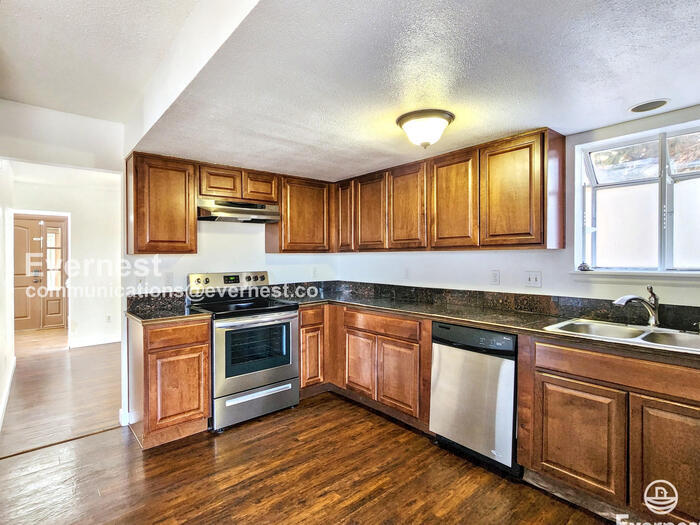 811 S Rifle Way in Aurora, CO - Building Photo