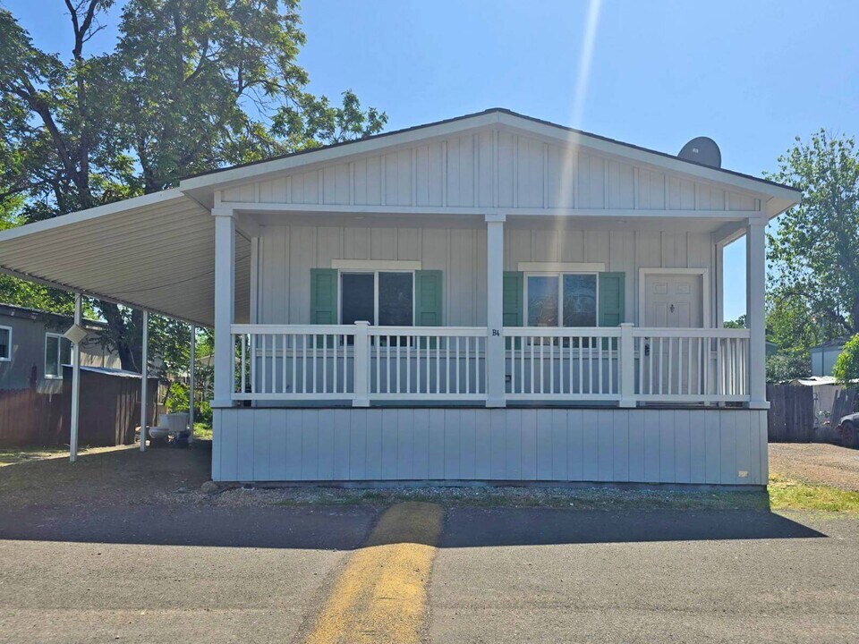 10129 Harley Leighton Rd in Redding, CA - Building Photo