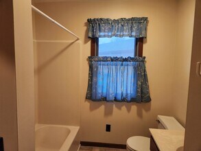 1373 E Newell St, Unit 1373 E Newell in White Cloud, MI - Foto de edificio - Building Photo