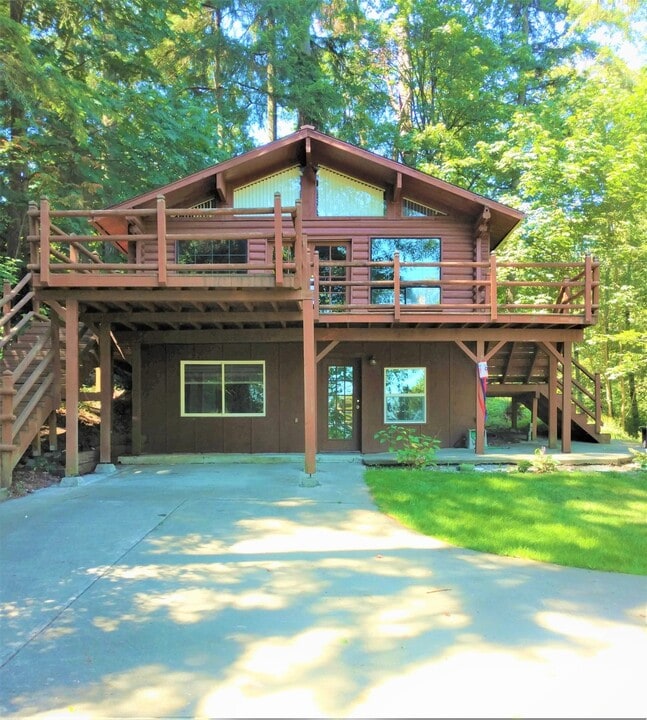 19474 Augusta Ave NE in Suquamish, WA - Building Photo