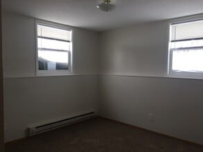 2207 S 12th St in Grand Forks, ND - Foto de edificio - Building Photo