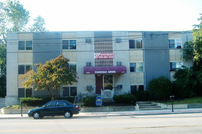 Parkway Arms Apartment in Lakewood, OH - Foto de edificio - Building Photo