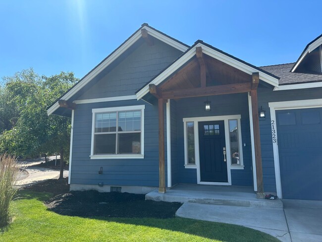 21323 N E Livingston Dr in Bend, OR - Foto de edificio - Building Photo