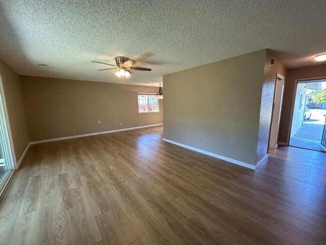 310 Hedstrom Rd in Turlock, CA - Building Photo - Building Photo