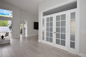 1021 Cedar Falls Dr in Weston, FL - Building Photo - Building Photo