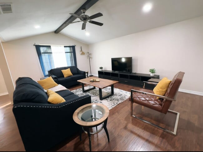 900 Shady Creek Ln in Bedford, TX - Building Photo - Building Photo