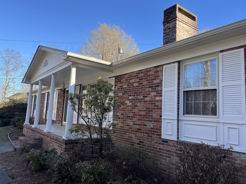 1908 Country Club Rd in Hendersonville, NC - Building Photo