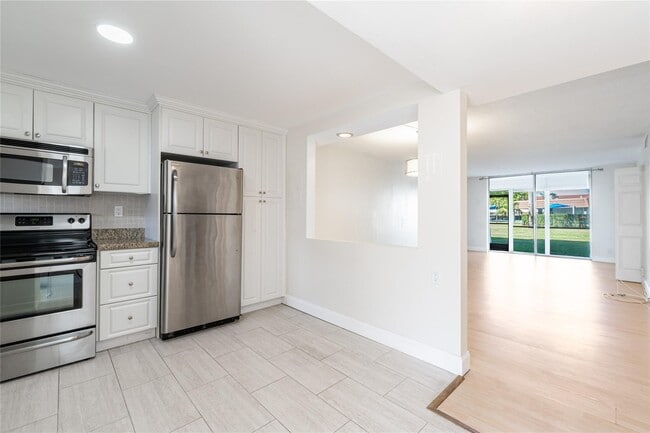 9523 S Hollybrook Lake Dr in Pembroke Pines, FL - Building Photo - Building Photo