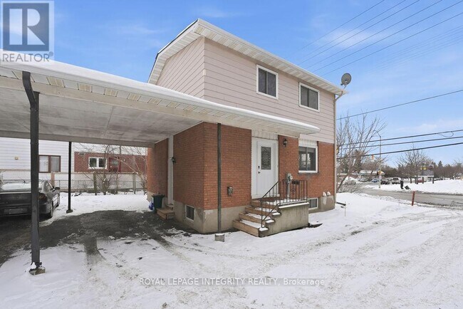 2035 St. Laurent Blvd in Ottawa, ON - Building Photo - Building Photo