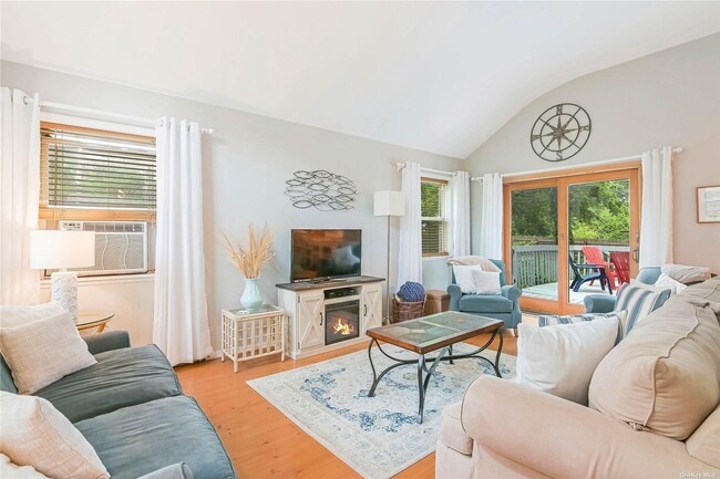 530 Stillwater Ave in Southold, NY - Building Photo - Building Photo