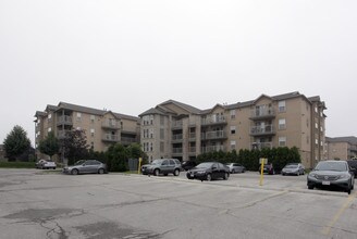Abbey Oaks in Oakville, ON - Building Photo - Building Photo