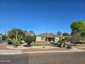 174 W Highland Ave in Phoenix, AZ - Building Photo