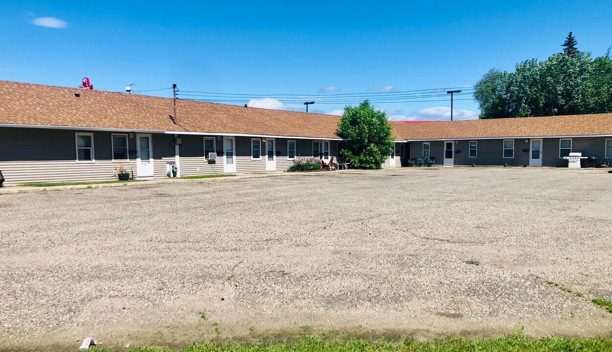 1730 1st St SW in Minot, ND - Building Photo
