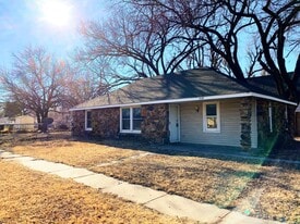 939 E 9th Ave in Hutchinson, KS - Building Photo