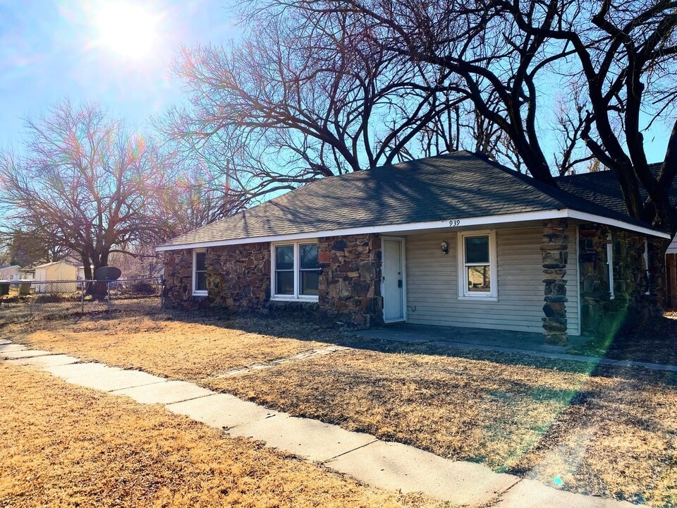 939 E 9th Ave in Hutchinson, KS - Building Photo