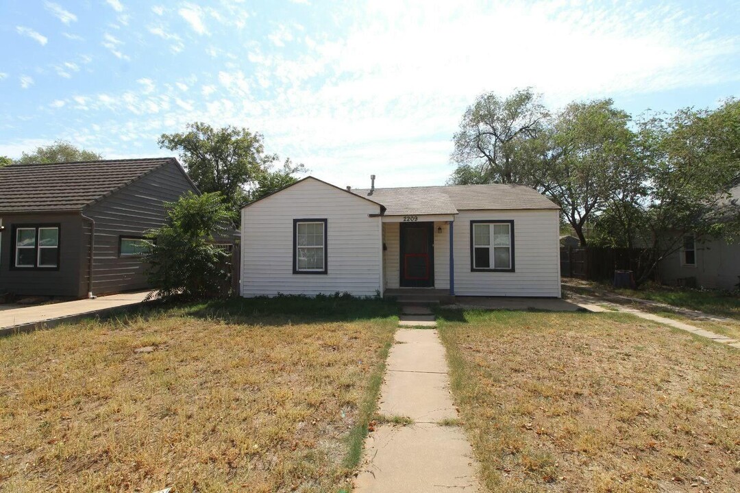 2209 25th St in Lubbock, TX - Foto de edificio
