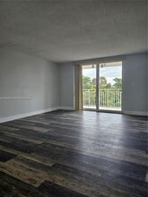 6930 Miami Gardens Dr in Hialeah, FL - Building Photo - Building Photo