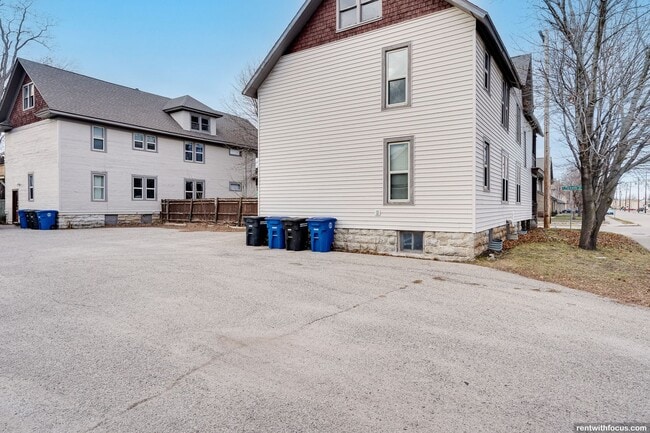 111 W Parkway Ave in Oshkosh, WI - Building Photo - Building Photo