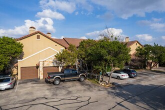 Stillhouse Canyon Condominiums in Austin, TX - Foto de edificio - Building Photo