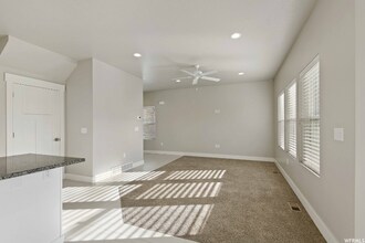 7869 S State St in Sandy, UT - Building Photo - Building Photo