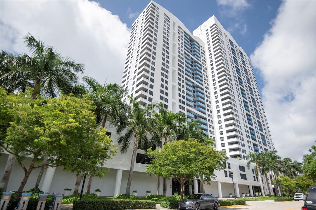 1330 West Ave, Unit 803 in Miami Beach, FL - Building Photo