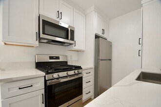 5652 Colfax Ave in Los Angeles, CA - Building Photo - Building Photo