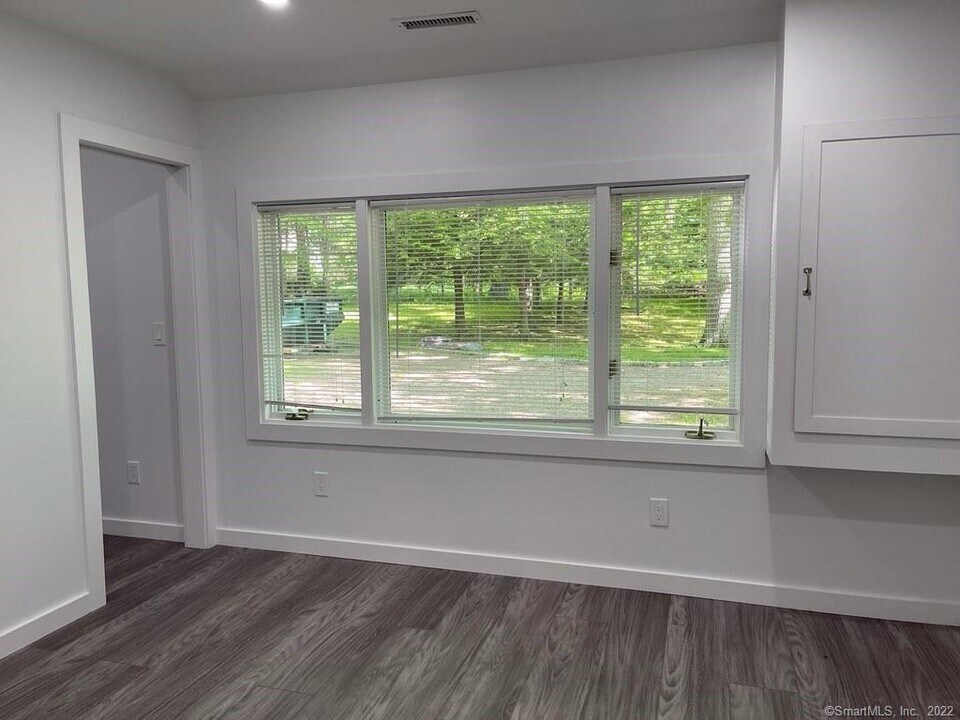 250 Woodbine Rd in Stamford, CT - Building Photo