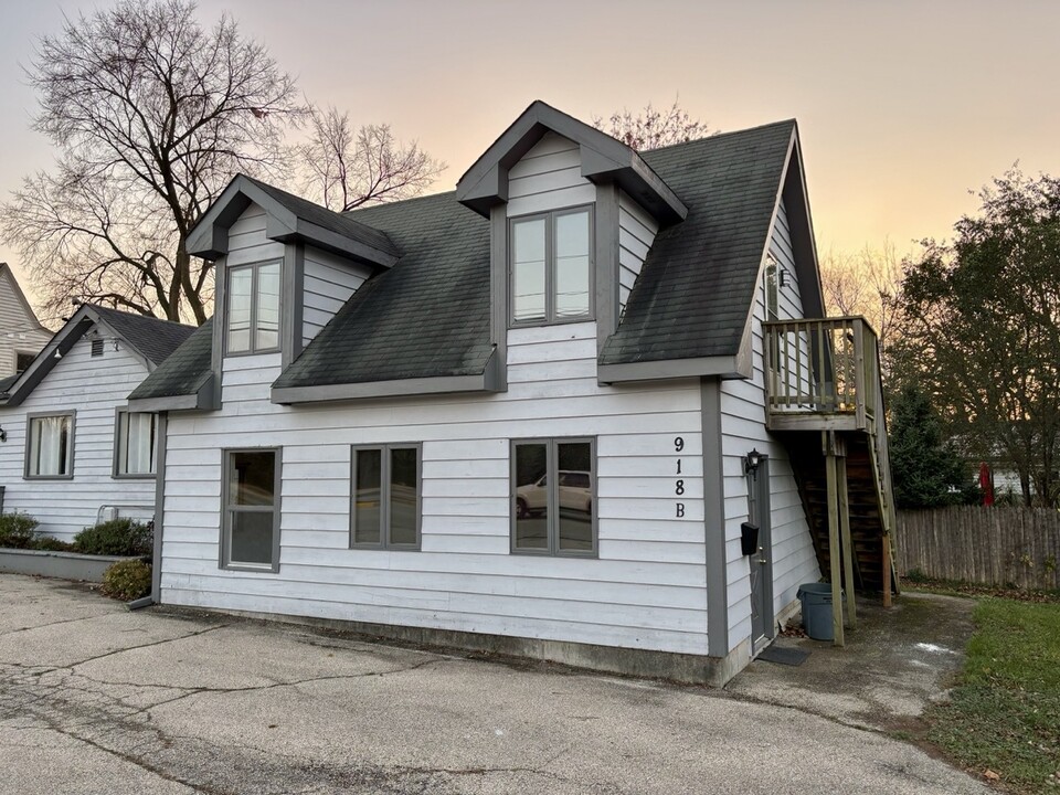 918 N Lake St in Mundelein, IL - Building Photo