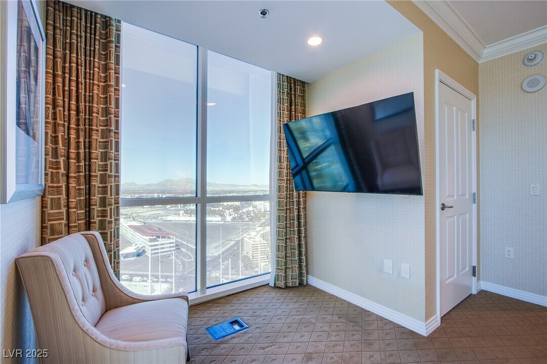135 E Harmon Ave in Las Vegas, NV - Foto de edificio