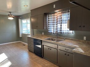 2938 Grape Way in Chico, CA - Building Photo - Building Photo