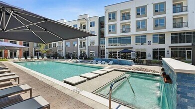 1735 N Greenville Ave in Richardson, TX - Foto de edificio - Building Photo