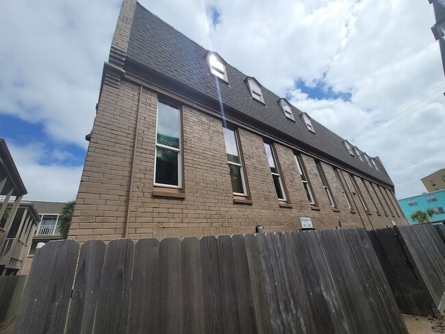 215 Postoffice St, Unit 401 in Galveston, TX - Building Photo - Building Photo