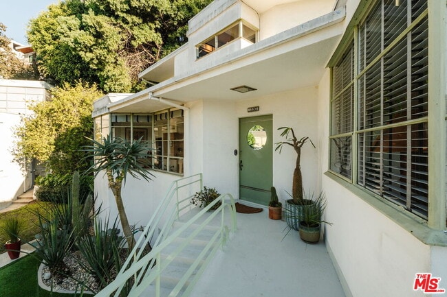 1530 N Easterly Terrace in Los Angeles, CA - Building Photo - Building Photo