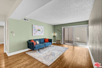 18620 Hatteras St in Los Angeles, CA - Building Photo - Building Photo