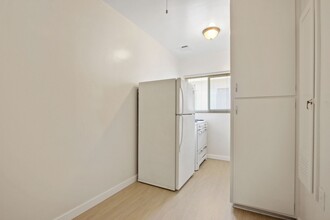 10908 SM Blvd, prime Westwood, near transit in Los Angeles, CA - Foto de edificio - Building Photo