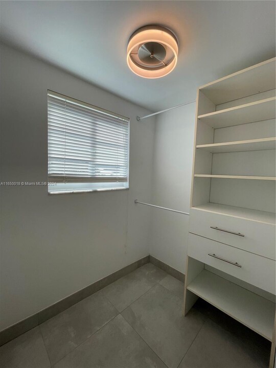 729 Meridian Ave, Unit 12 in Miami Beach, FL - Building Photo