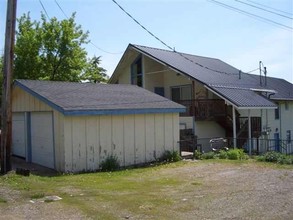 414-418 Chestnut St in Mount Shasta, CA - Building Photo - Building Photo