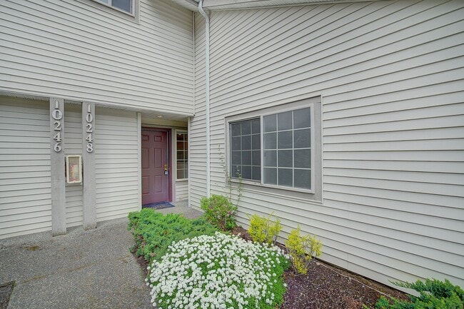 10248 NE 138th Pl in Kirkland, WA - Building Photo - Building Photo