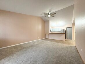 2219 Silverstone Dr in Carpentersville, IL - Foto de edificio - Building Photo