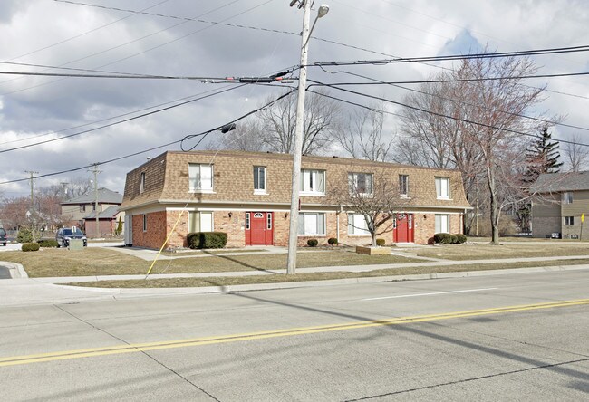 Worthington Court Apartments in St. Clair Shores, MI - Foto de edificio - Building Photo
